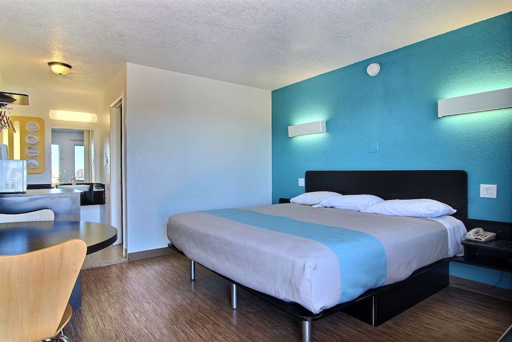 Deluxe Room, 1 King Bed, Non Smoking, Refrigerator & Microwave