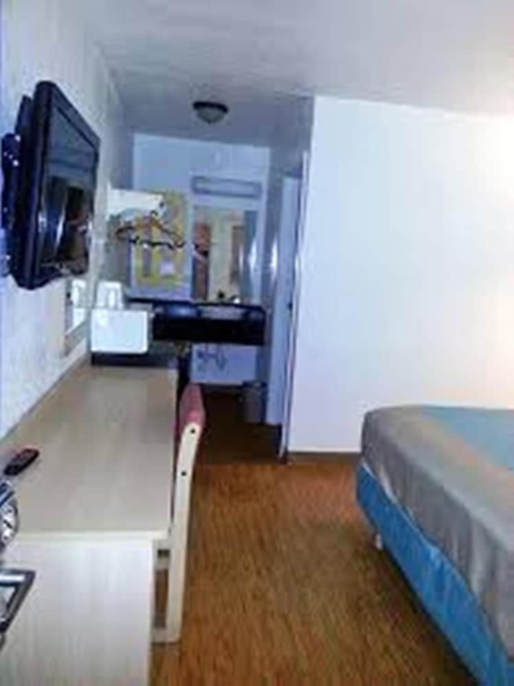 Deluxe Room, 1 Queen Bed, Accessible, Non Smoking