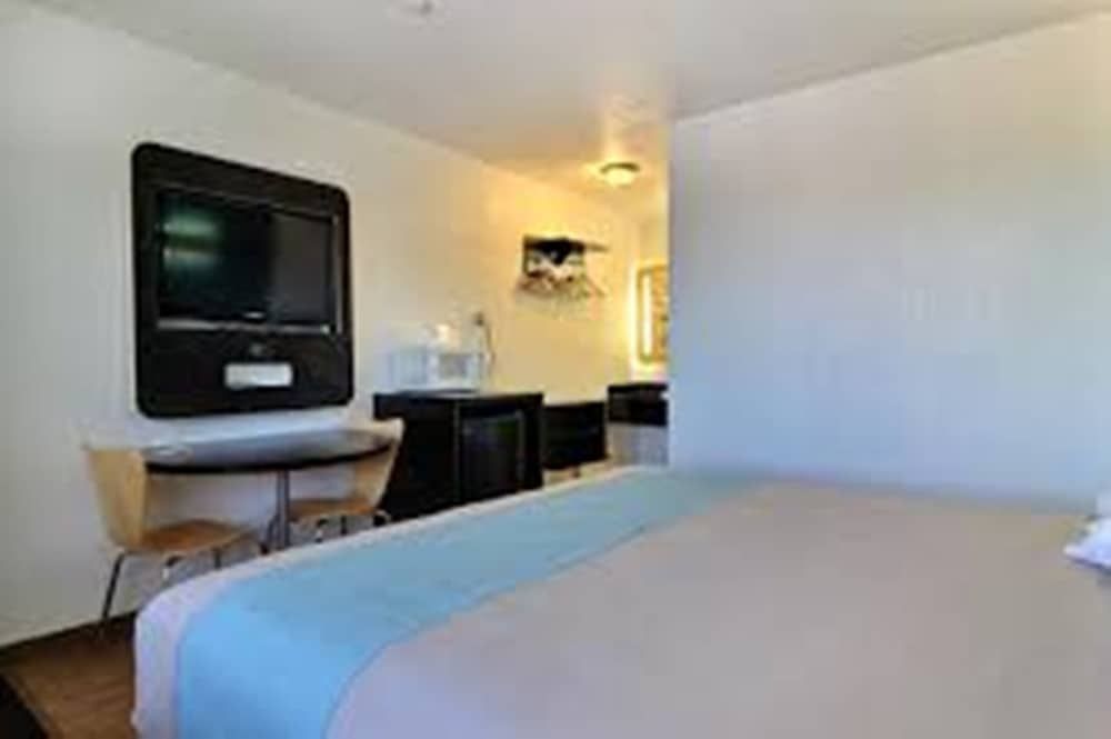 Deluxe Room, 1 King Bed, Non Smoking, Refrigerator & Microwave