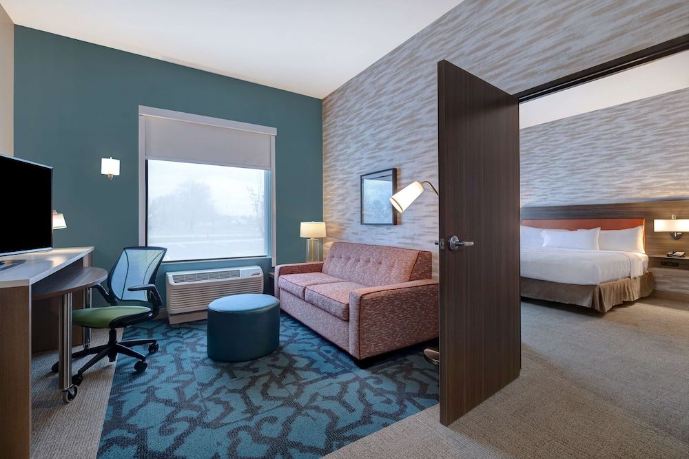 Studio, 1 King Bed, Accessible (Roll-In Shower)