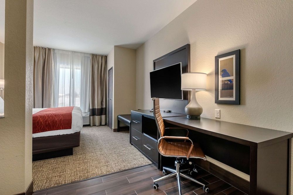 Comfort Inn & Suites Cedar Rapids CID Eastern Iowa Airport Suite, 1 King Bed with Sofa bed, Accessible, Non Smoking 5