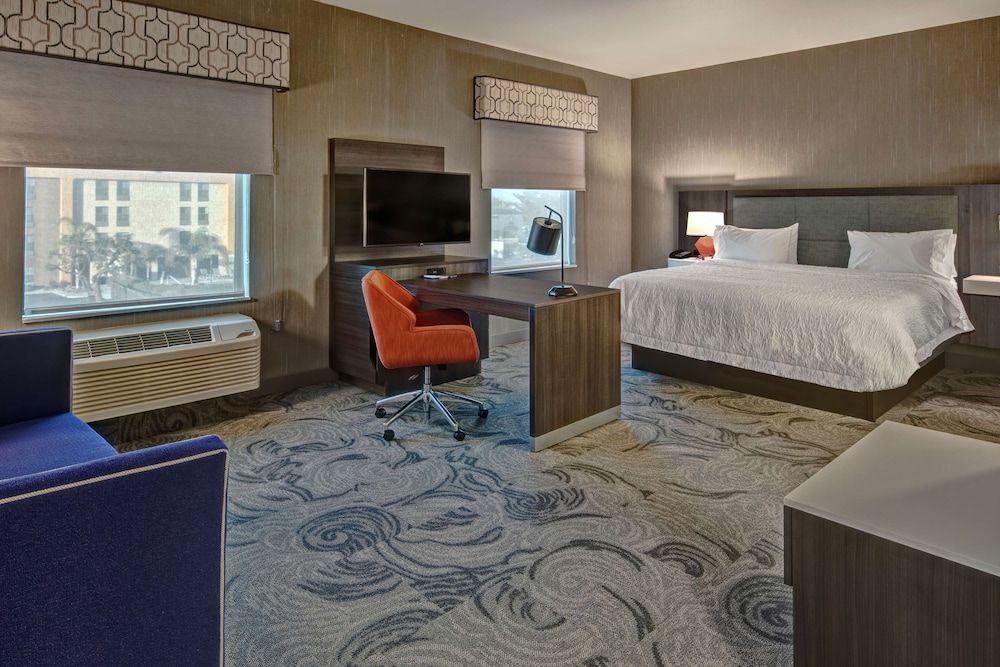 Studio, 1 King Bed, Refrigerator & Microwave (Wet bar)