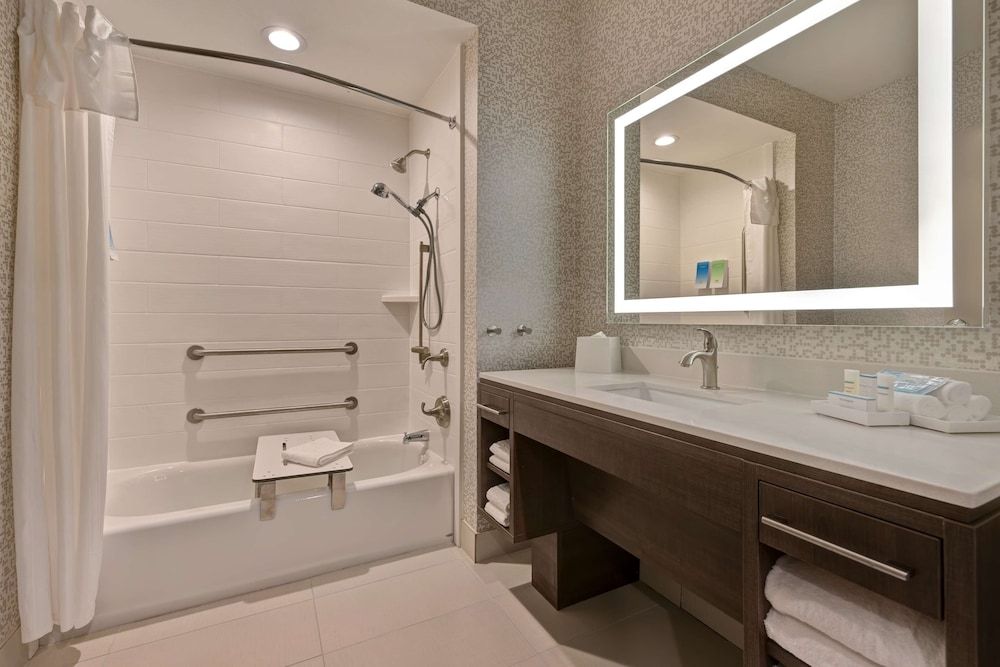 Studio, 1 King Bed, Accessible, Bathtub