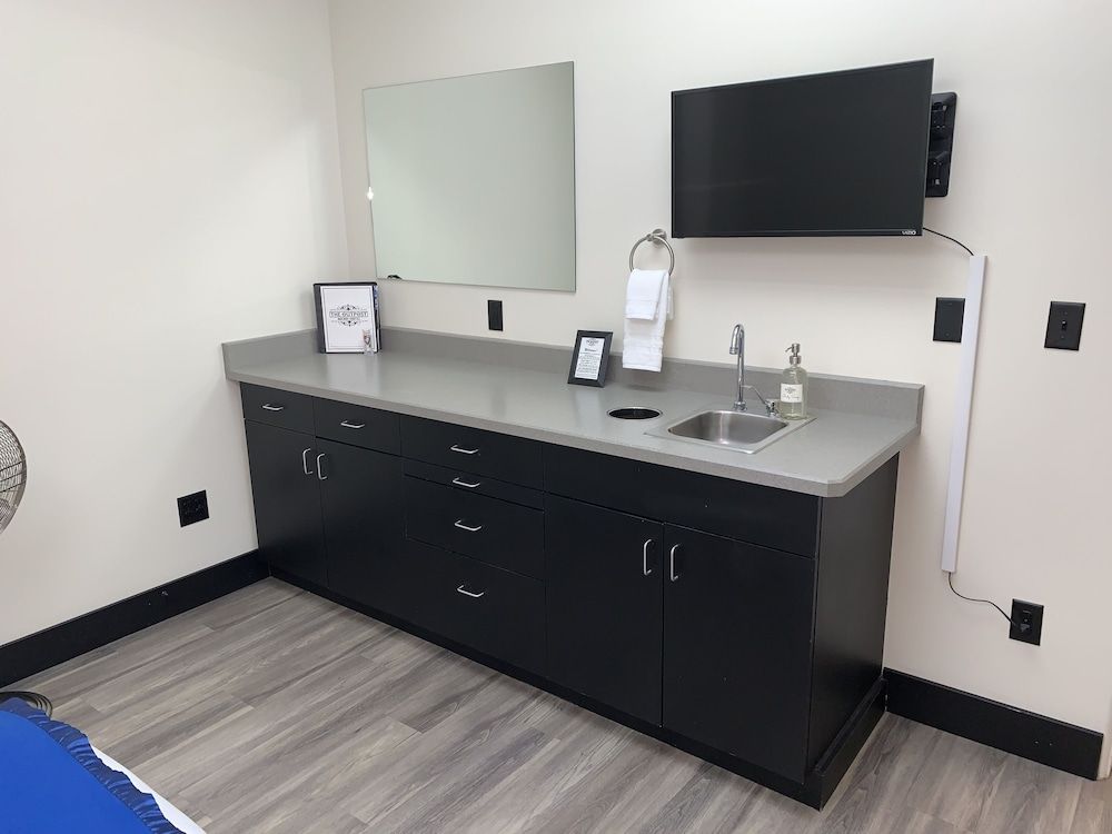 The Outpost Standard Room, 1 Queen Bed with Shared Bath 2