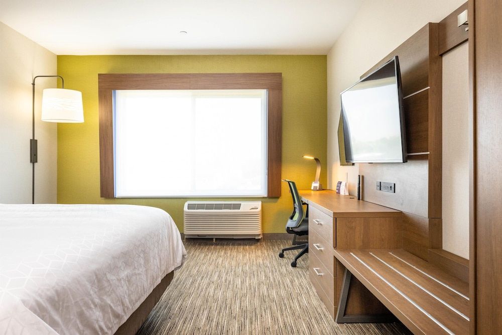 Holiday Inn Express & Suites San Jose Silicon Valley by IHG Standard Room, 1 King Bed, Roll-in Shower (Communications, Mobility)