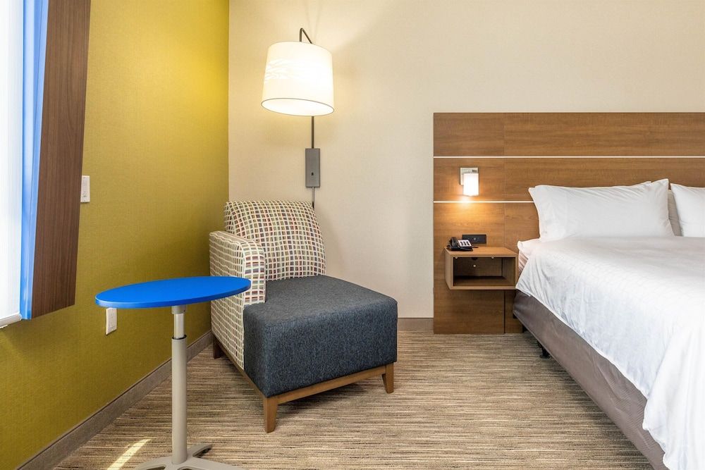 Holiday Inn Express & Suites San Jose Silicon Valley by IHG Standard Room, 1 King Bed, Roll-in Shower (Communications, Mobility) 2