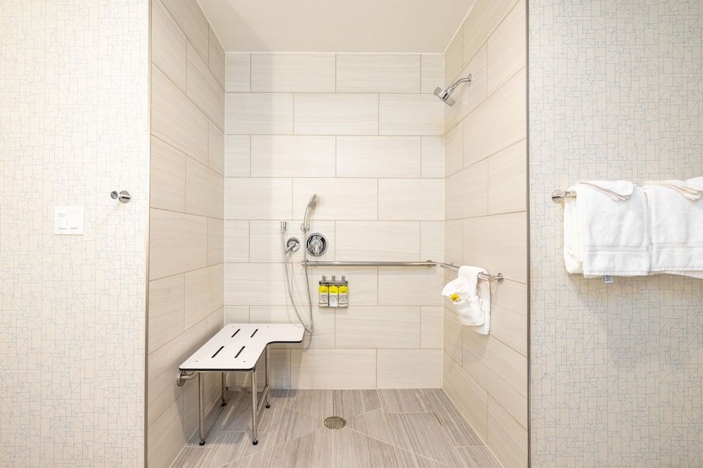 Holiday Inn Express & Suites San Jose Silicon Valley by IHG Standard Room, 1 King Bed, Roll-in Shower (Communications, Mobility) 4