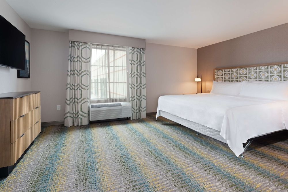 Suite, 1 King Bed, Accessible, Bathtub