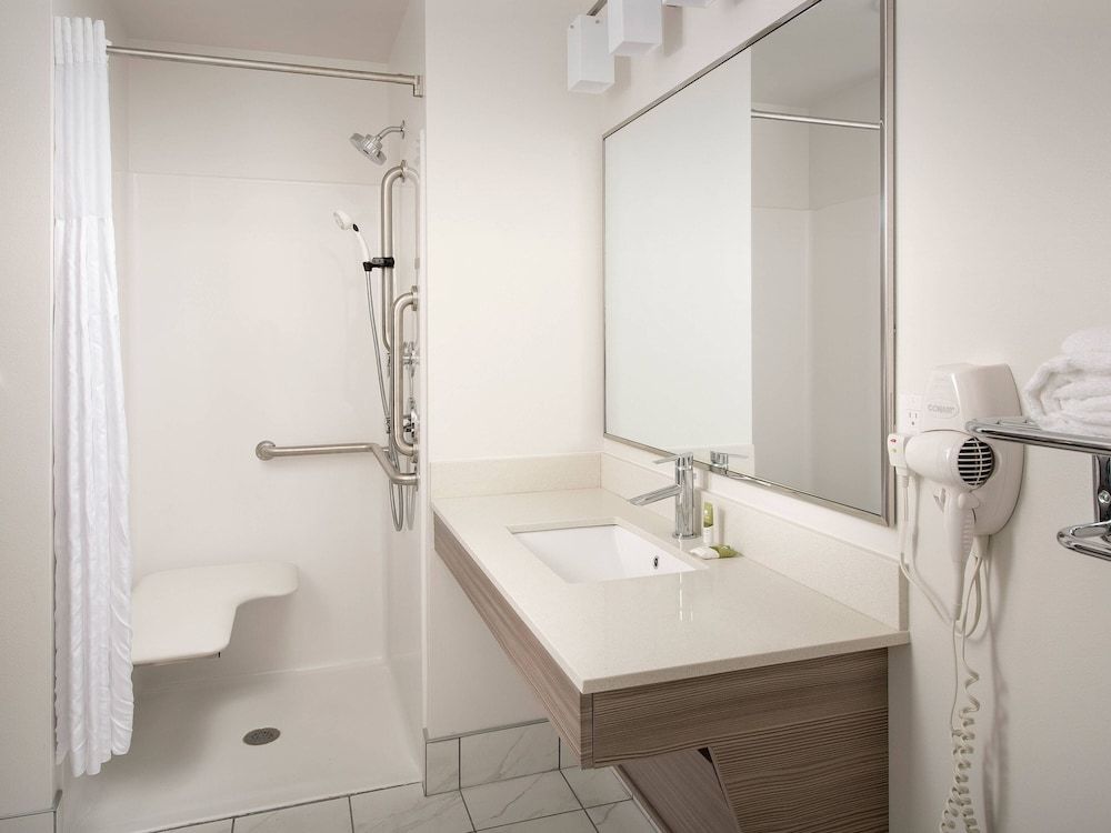 WoodSpring Suites Tri-Cities - Richland  Room, 1 Queen Bed, Accessible, Non Smoking (Roll-in Shower) 6