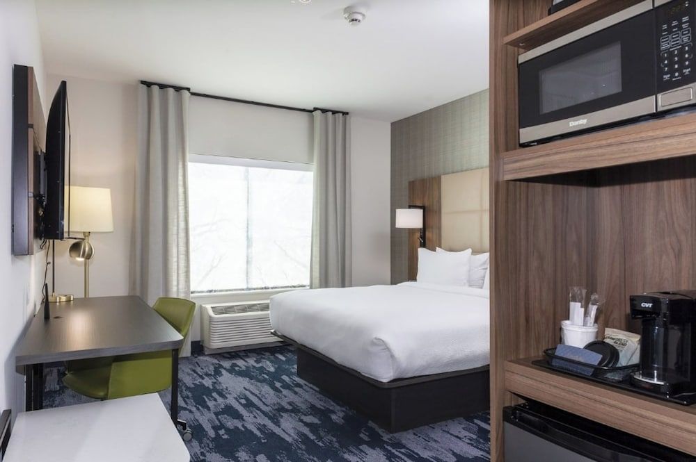 Room, 1 King Bed (Mobility/Hearing Access, Roll-In Shwr)