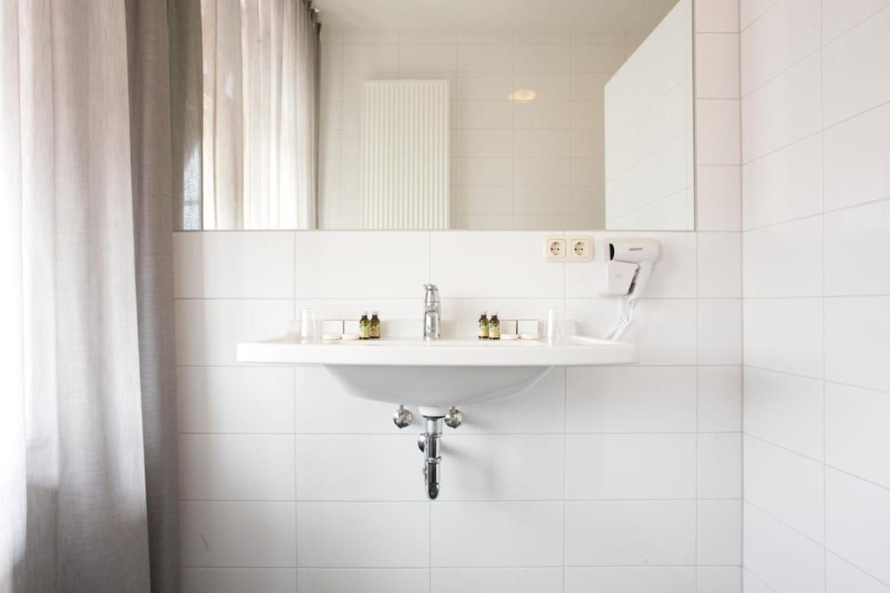 Hotel Roermond Next Door Twin Room 7