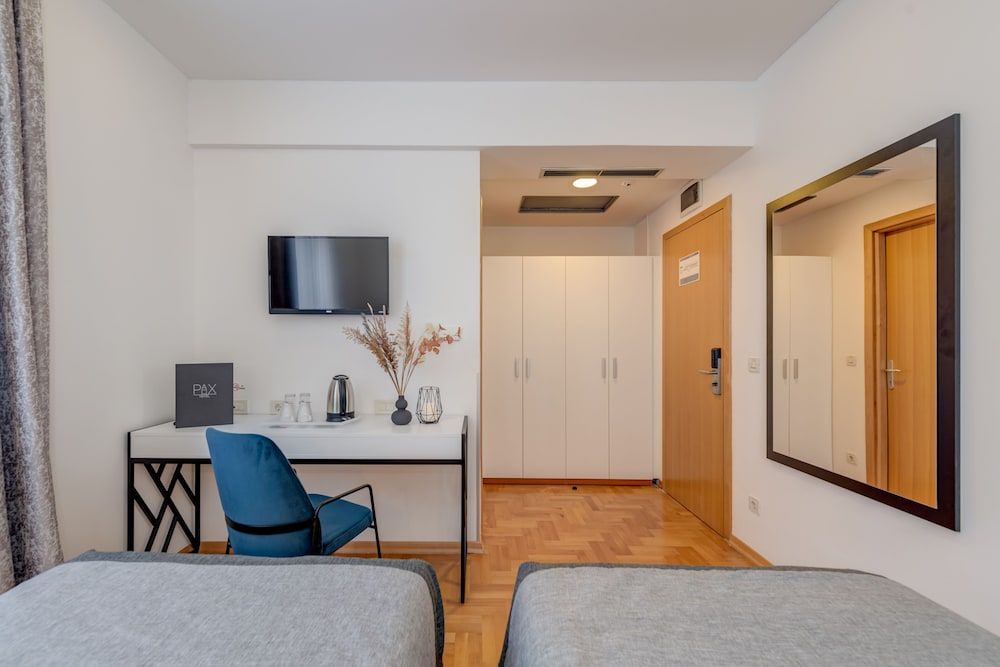 Hotel Pax Classic Double Room, Courtyard View 7