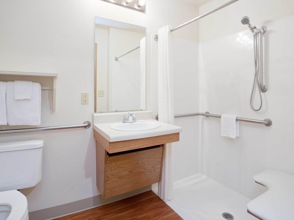 Room, 1 Queen Bed, Accessible, Non Smoking (Roll-In Shower)