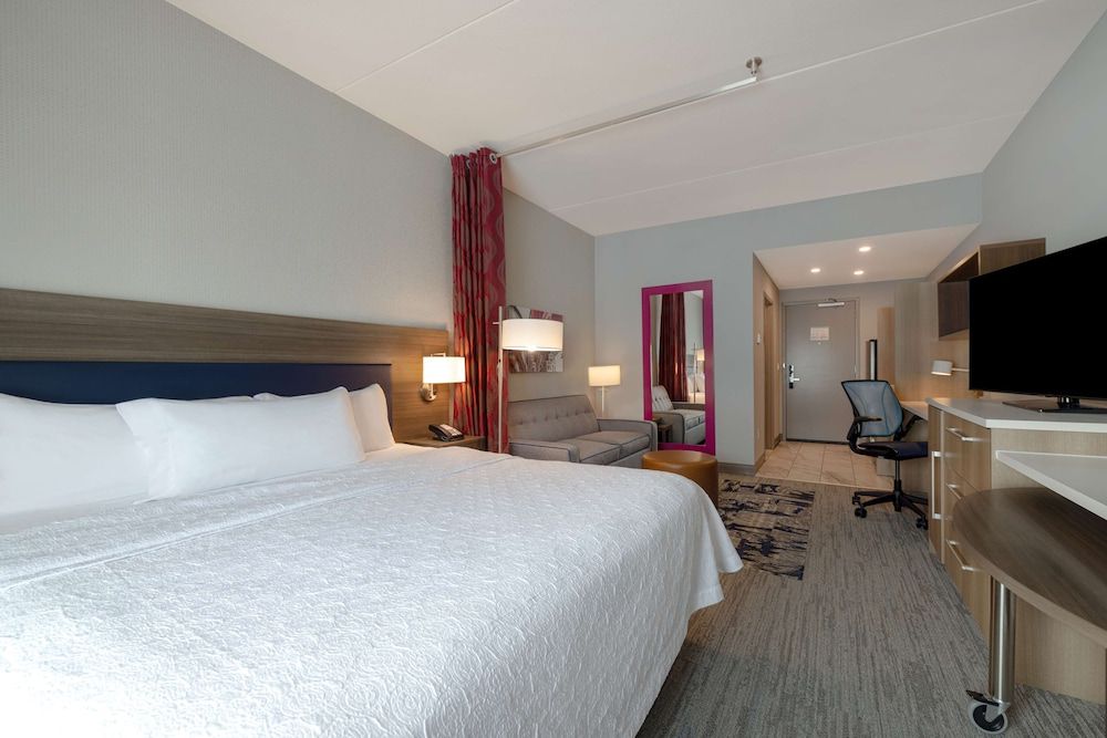 Suite, 1 King Bed, Accessible, Bathtub