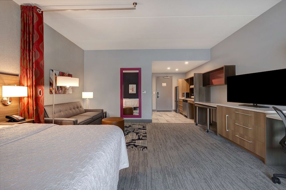 Suite, 1 King Bed, Accessible (Hearing)