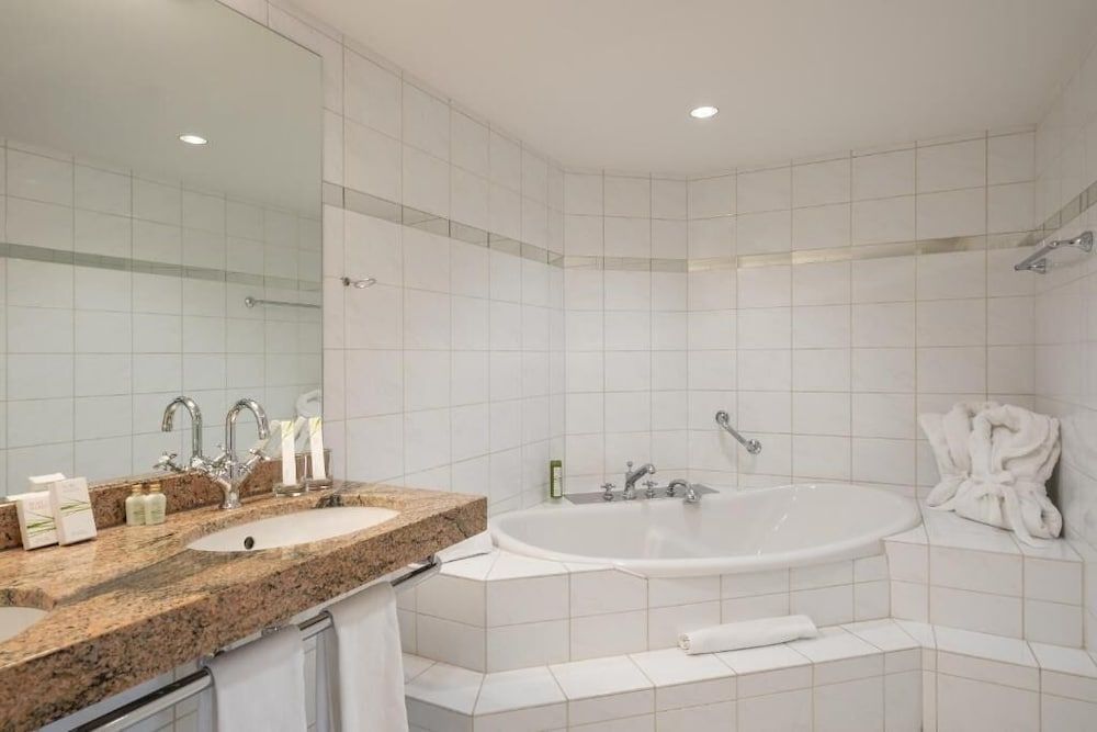 Deep Soaking Bathtub