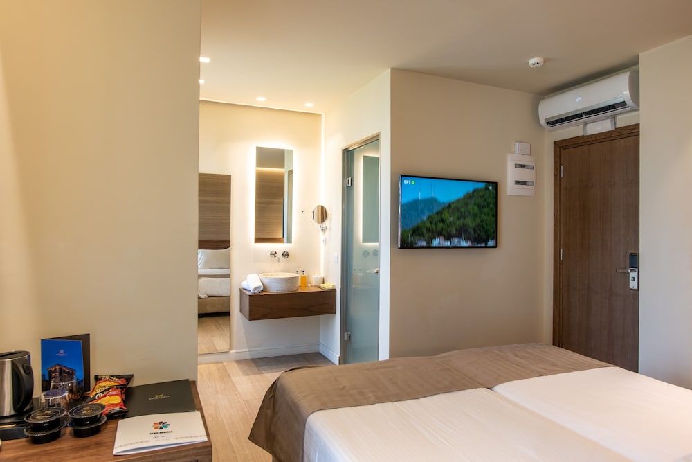 Metropole Urban Hotel Superior Room with Balcony and City View