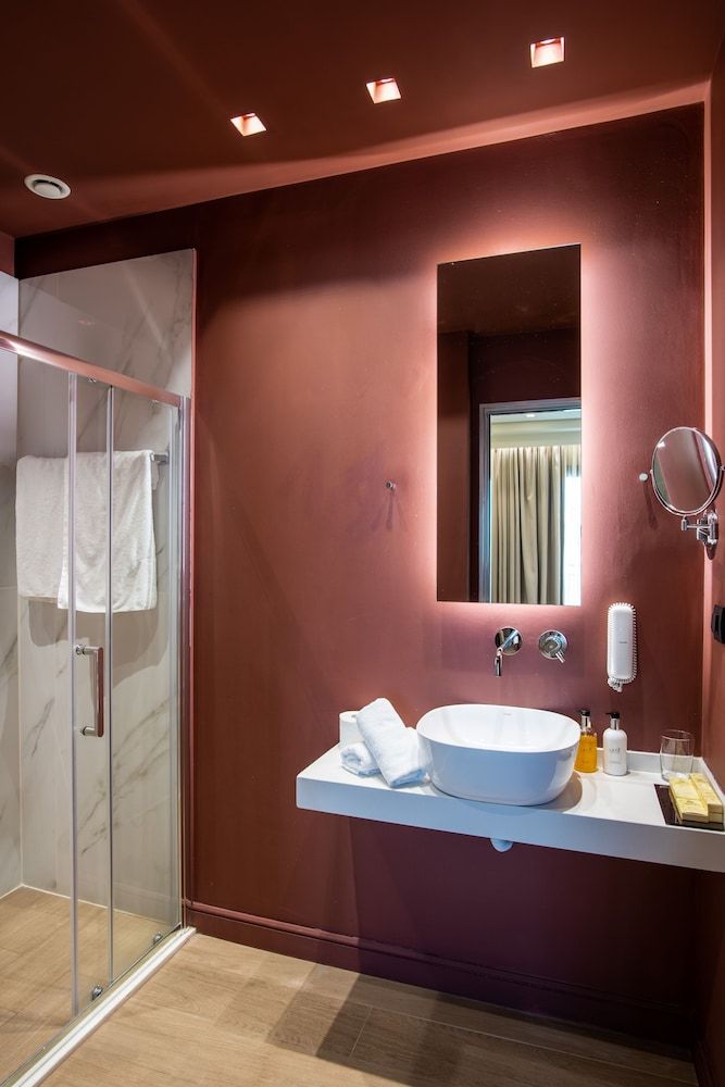 Metropole Urban Hotel Triple Room, City View 5