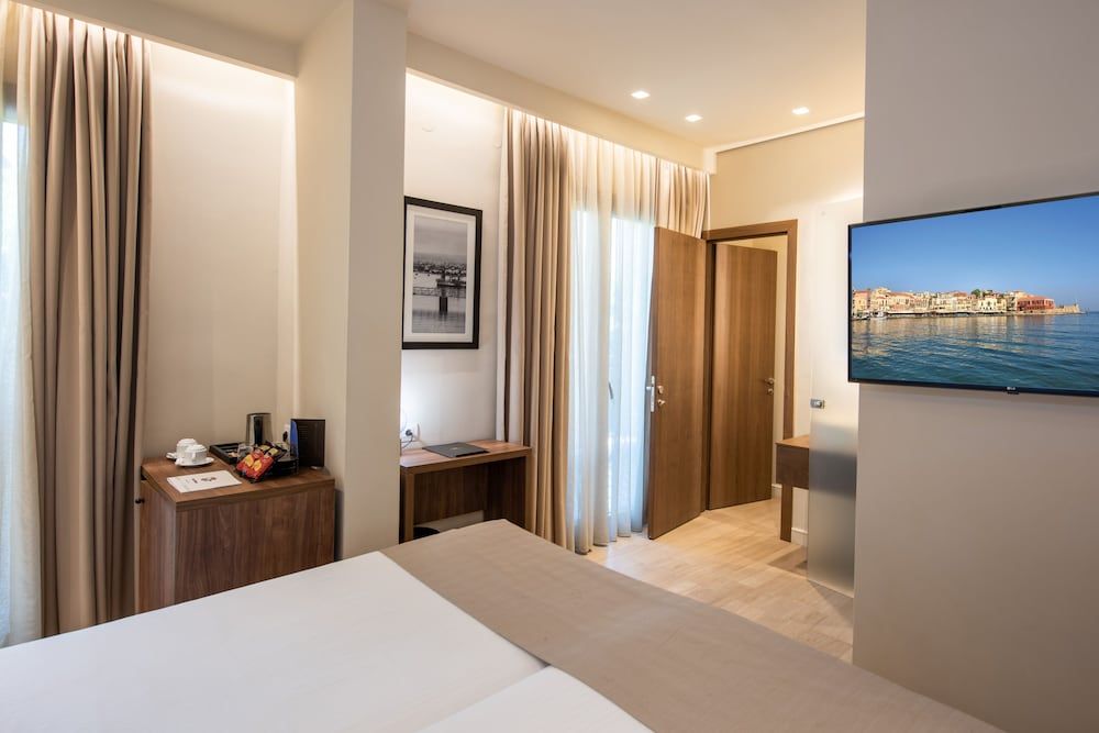 Metropole Urban Hotel Superior Connecting Rooms with Balcony and City View 2