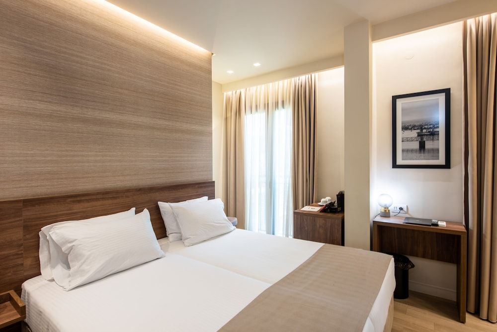 Metropole Urban Hotel Superior Connecting Rooms with Balcony and City View 3