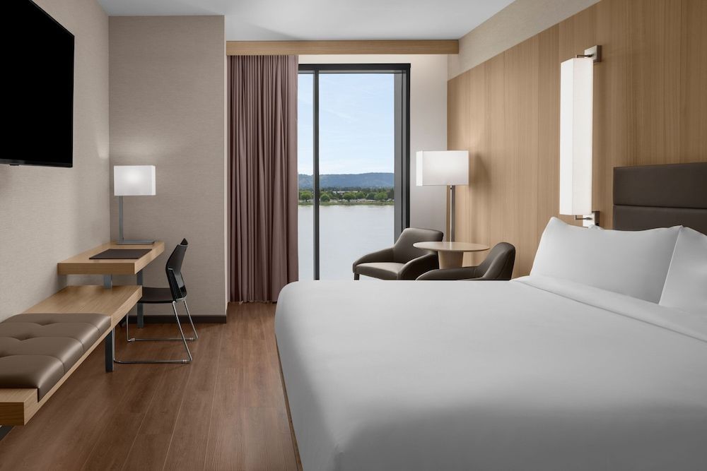 Room, 1 King Bed, River View