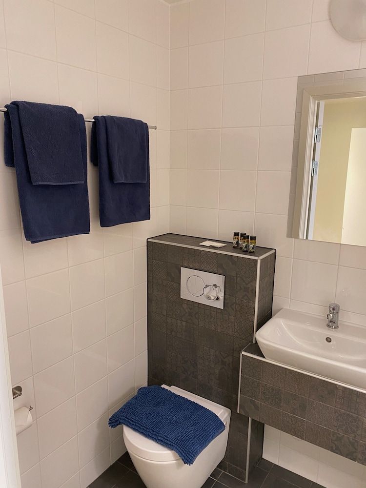 Lidingö Arena Hotel Compact 4 Bed Room (Private External Bathroom) 3