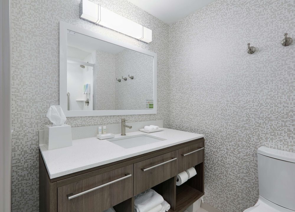 Suite, 1 King Bed, Accessible, Bathtub