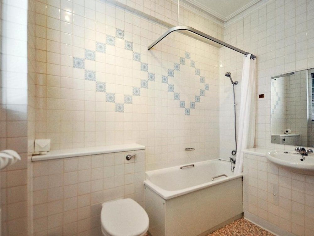 Ardington Hotel Single Room Ensuite 6