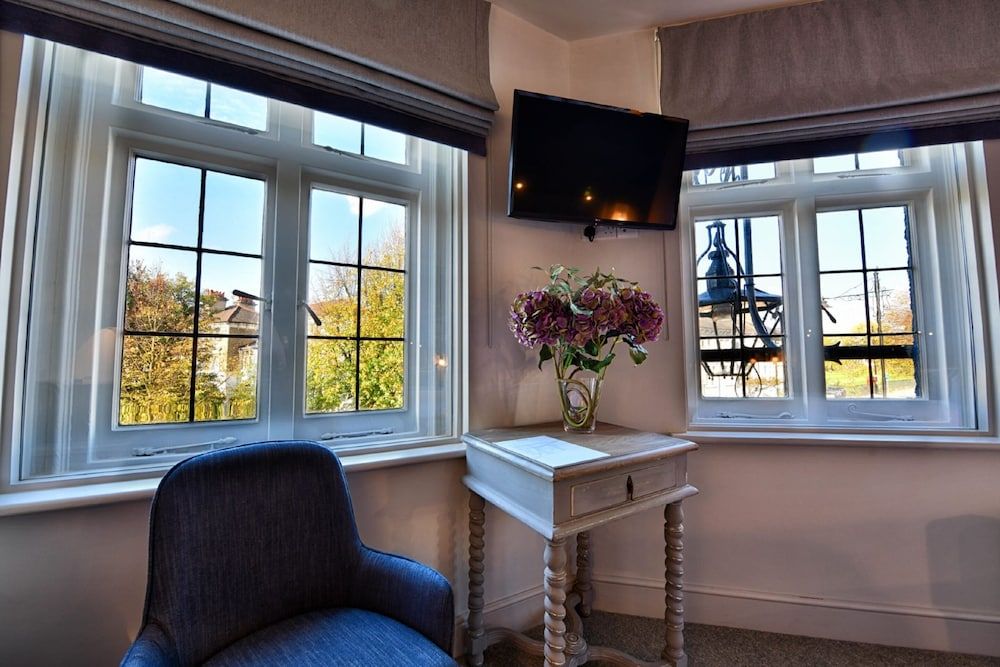 The Bridge in Barnes Classic Twin Room 5