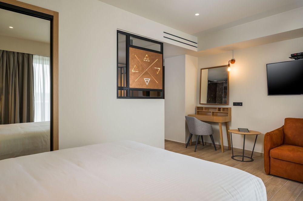 Hyperion City Hotel City Triple Room (with single sofa bed) 3