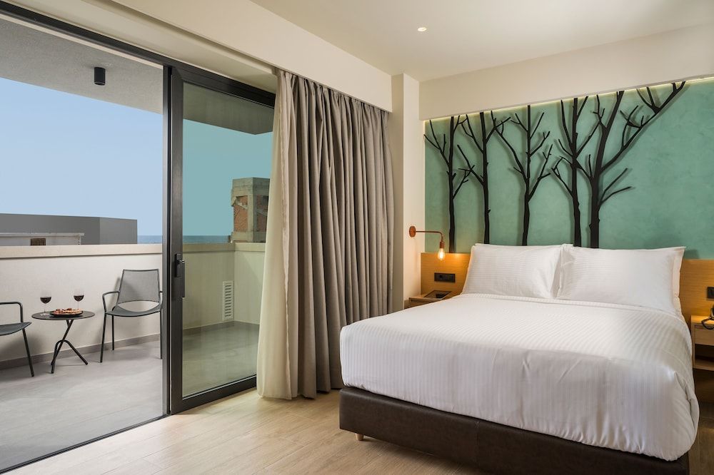 Hyperion City Hotel City Triple Room (with single sofa bed) 2