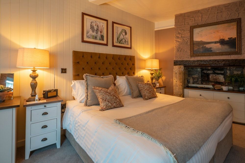 The George Inn and The Plaine Double Room, Ensuite 2
