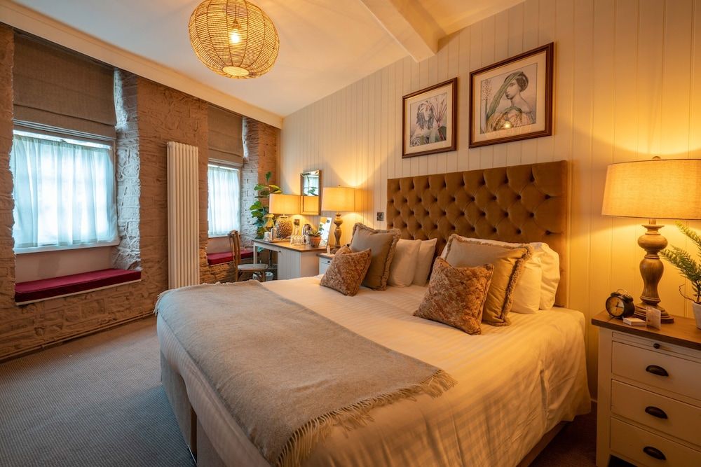 The George Inn and The Plaine Double Room, Ensuite 4