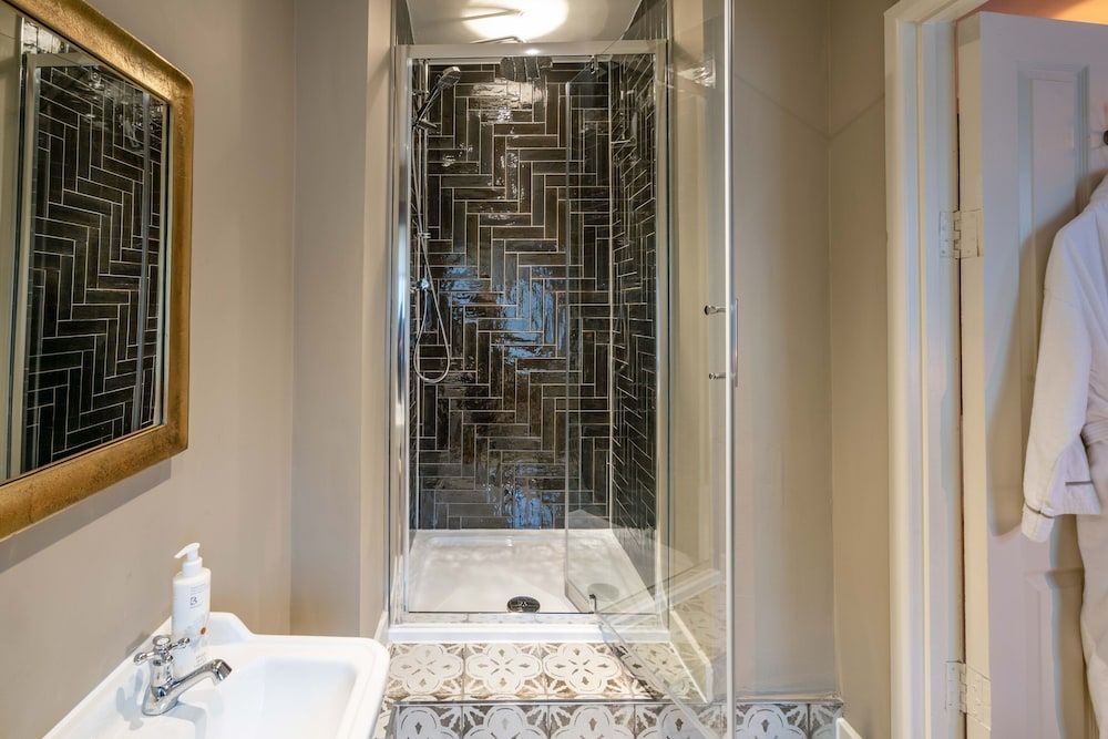 The George Inn and The Plaine Double Room, 1 King Bed, Private Bathroom 4