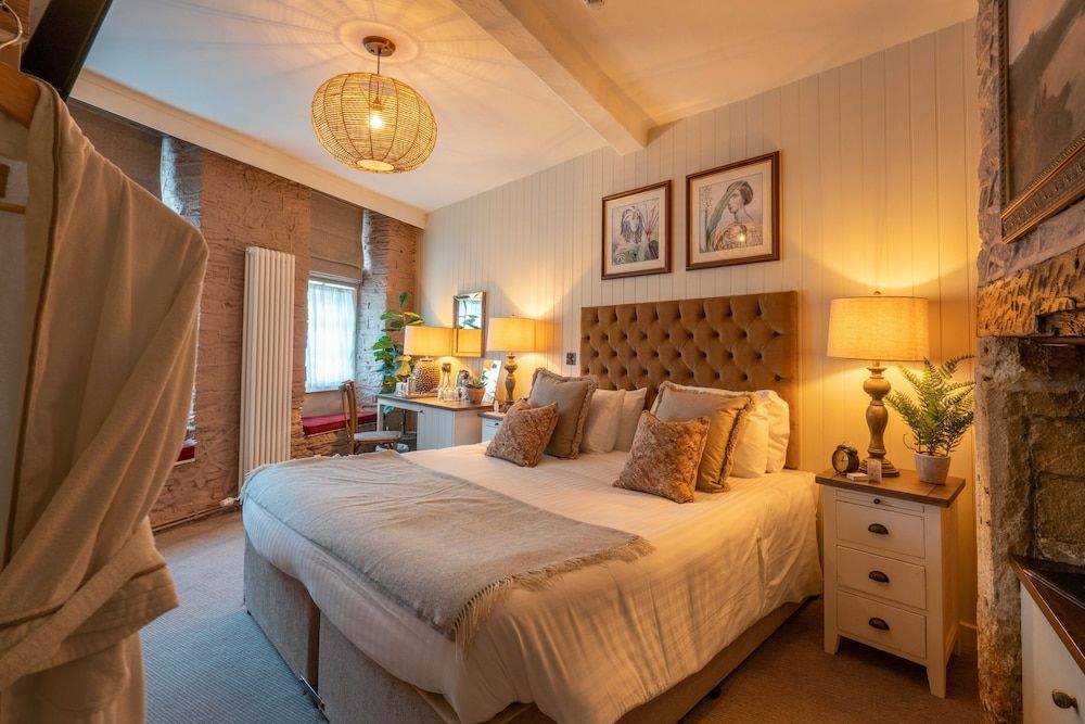 The George Inn and The Plaine Double Room, Ensuite 3