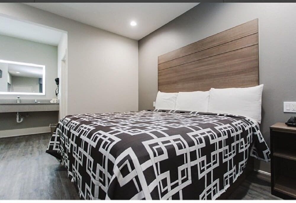 Palace Inn Conroe Standard Room, 1 King Bed 2