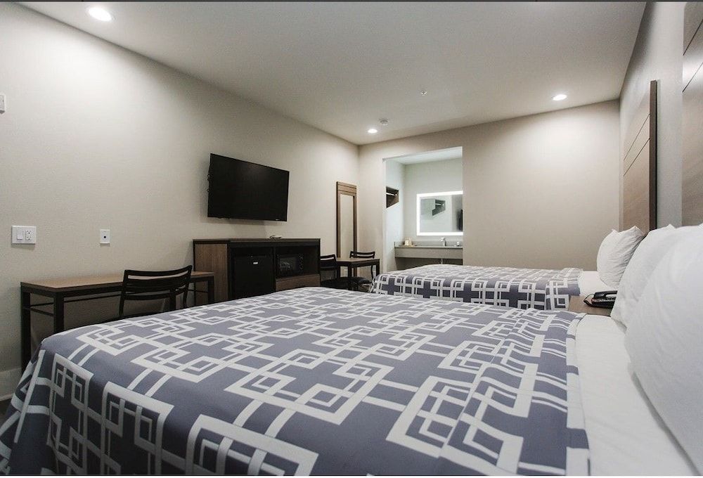 Palace Inn Conroe Standard Room, 2 Queen Beds