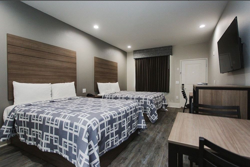 Palace Inn Conroe Standard Room, 2 Queen Beds 3