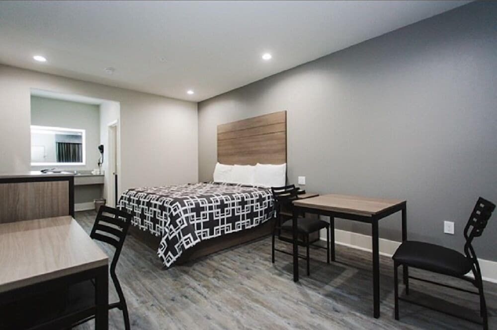 Palace Inn Conroe Standard Room, 1 King Bed