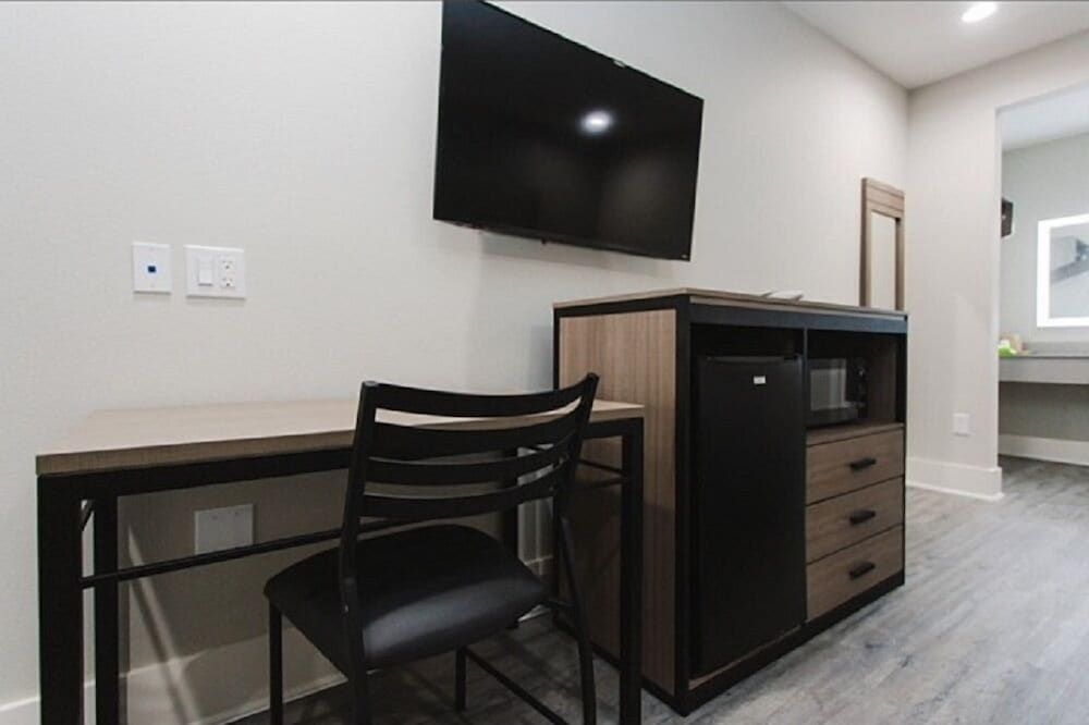 Palace Inn Conroe Standard Room, 2 Queen Beds 8