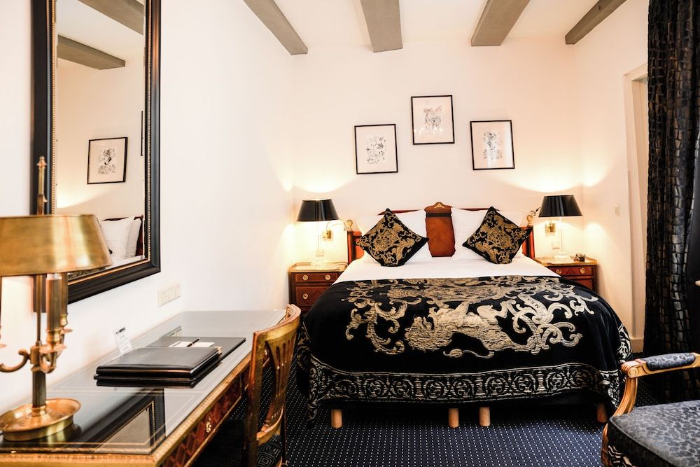 Ambassade Hotel Classic Double Room 8