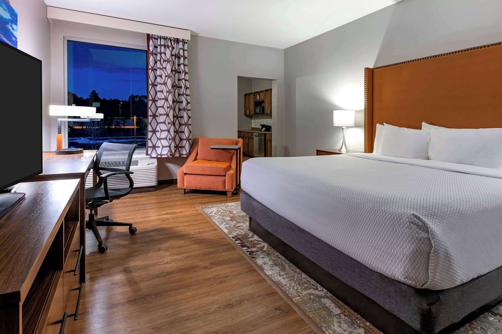 Suite, 1 King Bed, Non Smoking