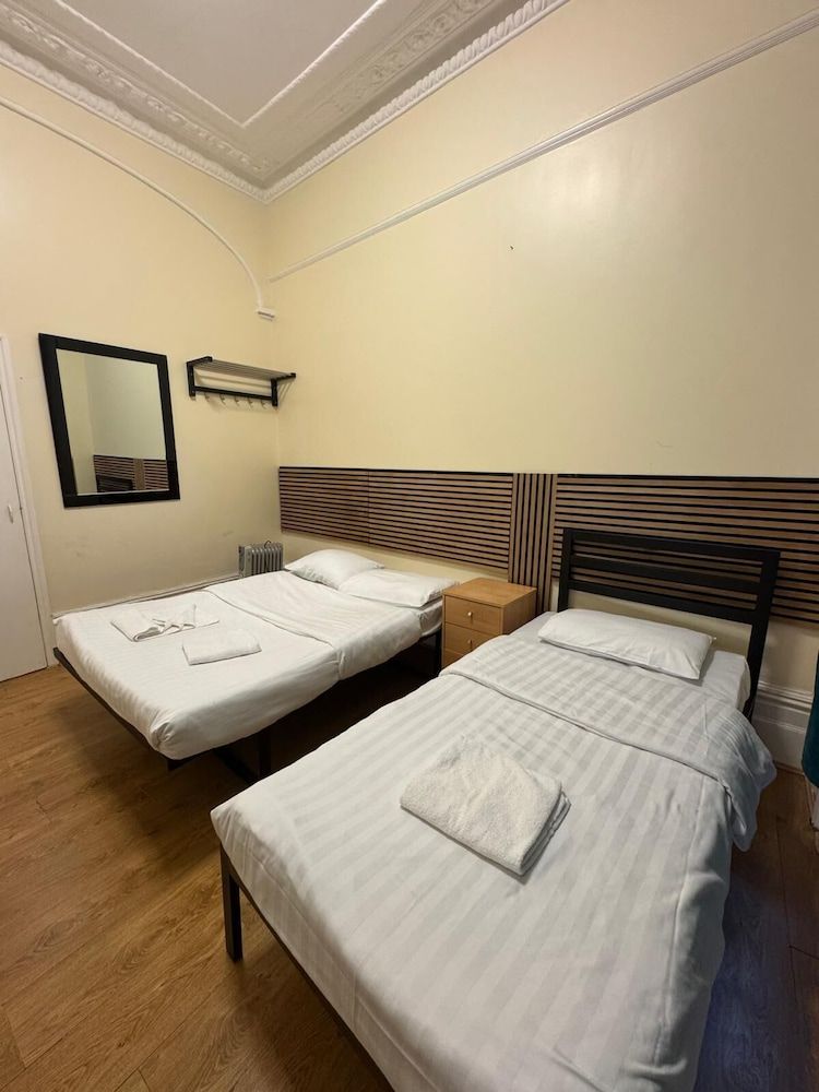 Anwar House Triple Room (37 Collingaham Place) 8