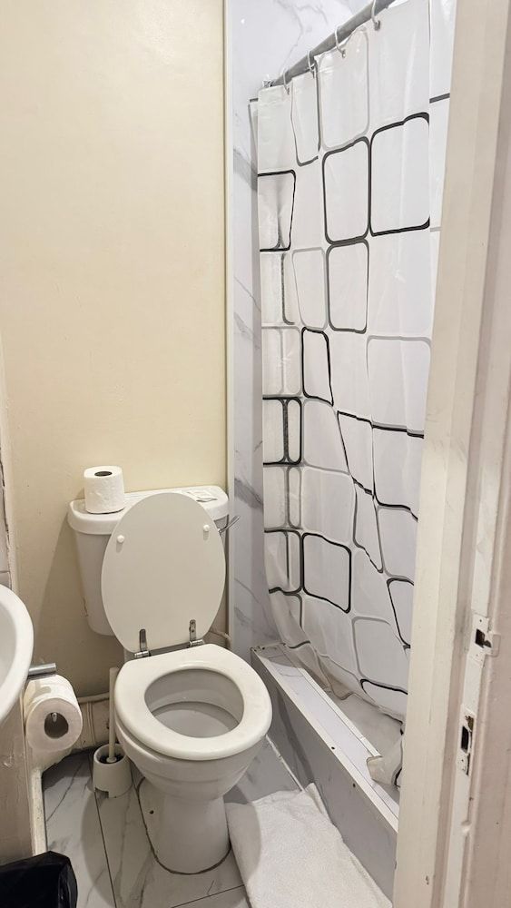 Anwar House Triple Room (37 Collingaham Place) 19