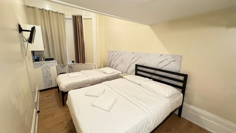 Anwar House Triple Room (37 Collingaham Place)