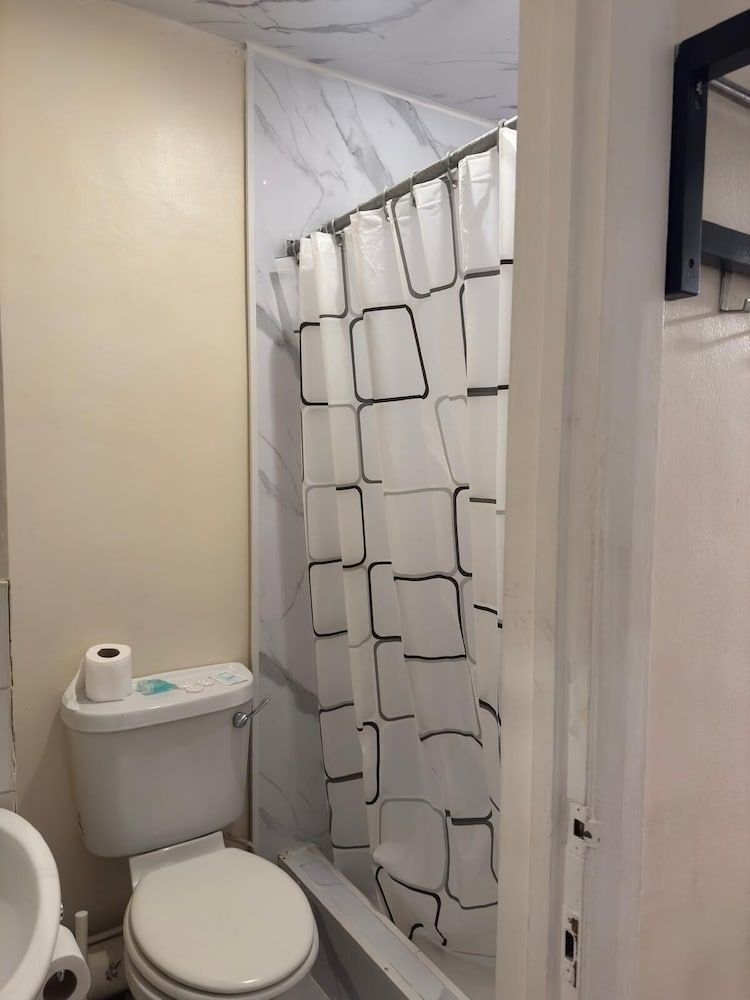 Anwar House Triple Room (37 Collingaham Place) 21