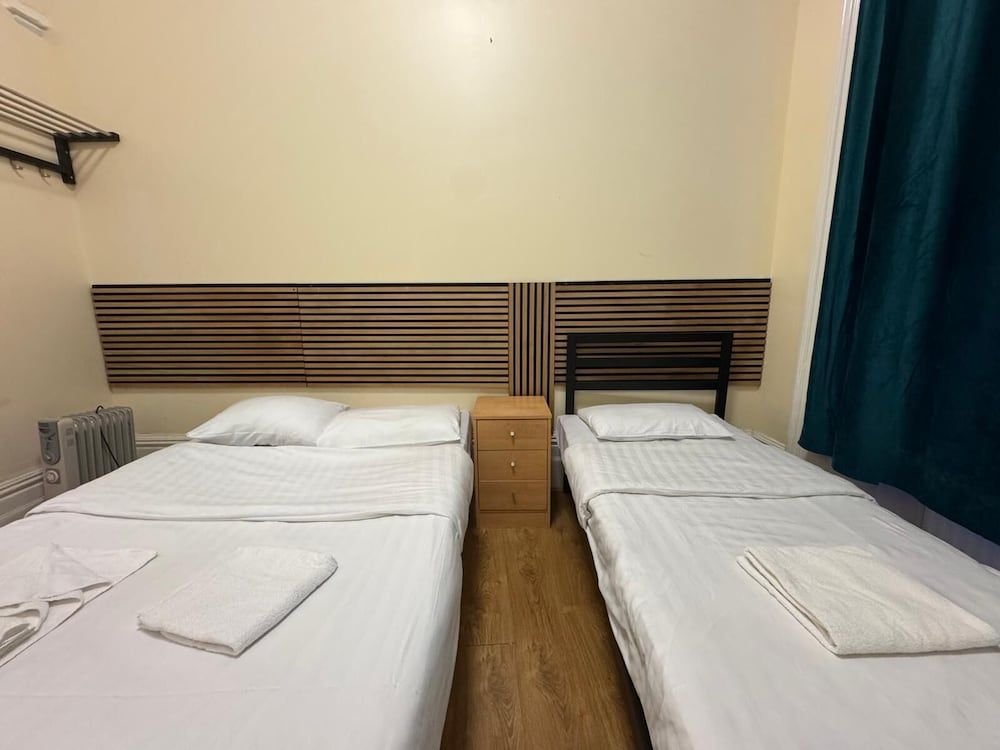 Anwar House Triple Room (37 Collingaham Place) 10