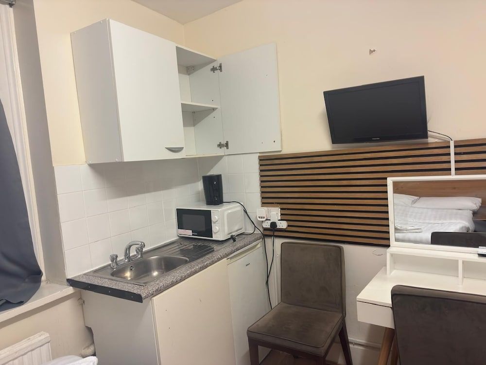 Anwar House Triple Room (37 Collingaham Place) 27