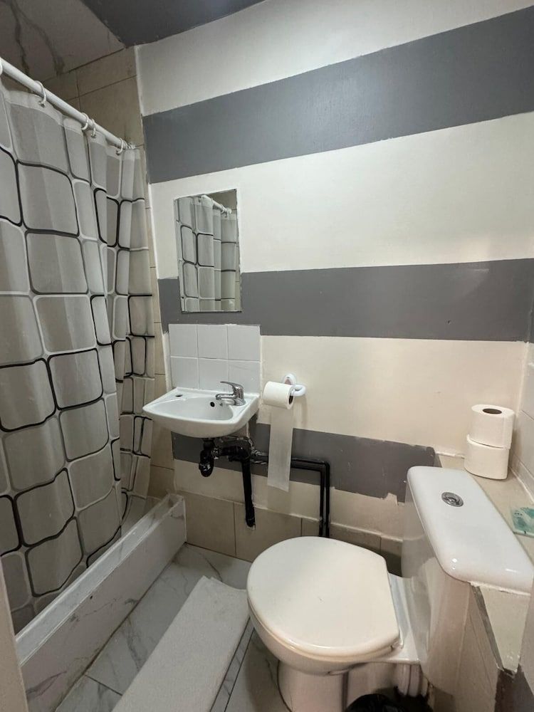 Anwar House Triple Room (37 Collingaham Place) 22