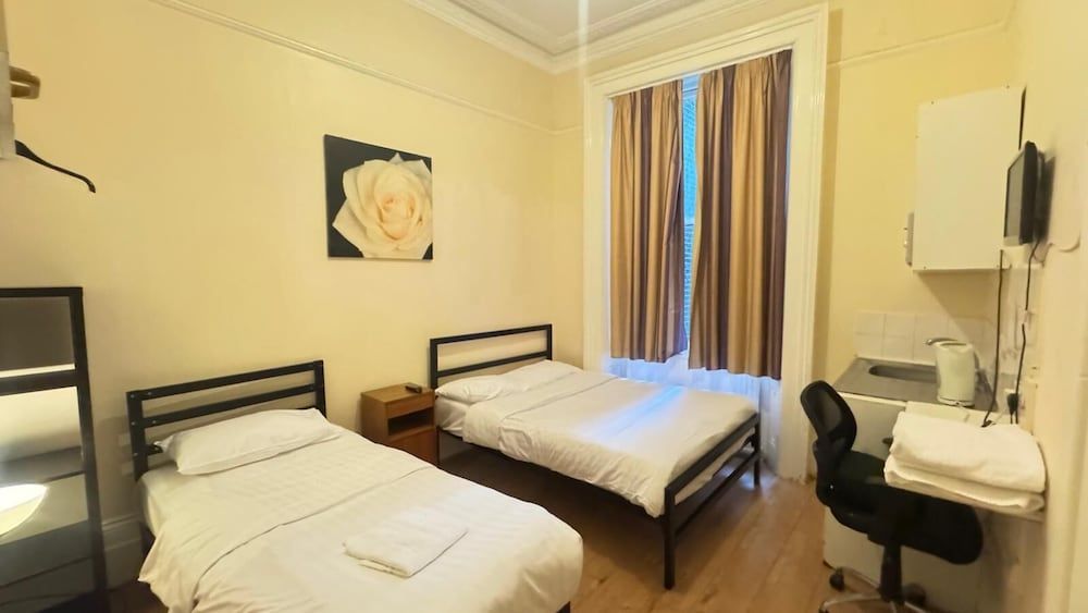 Anwar House Triple Room (37 Collingaham Place) 4